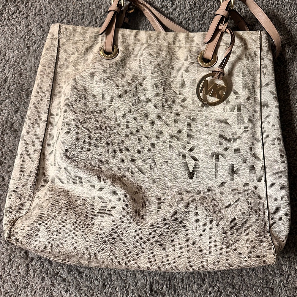 Michael Kors tote. Great condition. 1 mark shown in pictures. Authentic